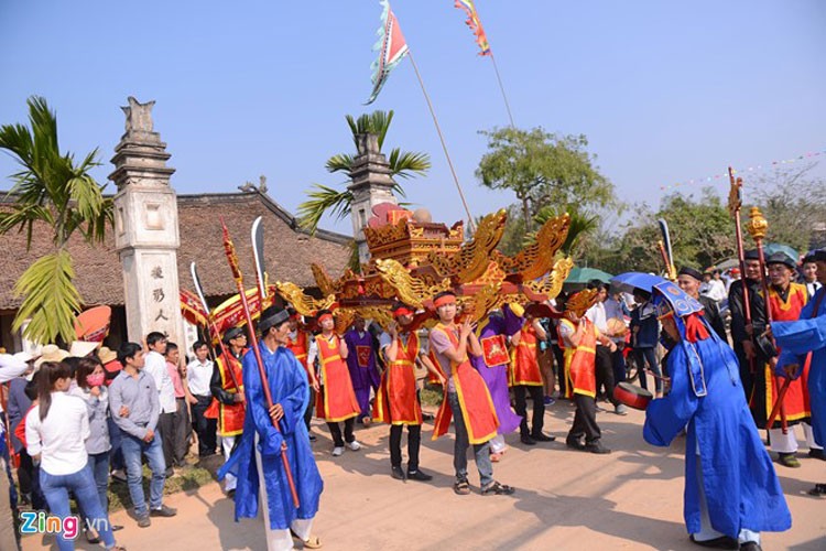 Lễ hội làng ở đình Đông Lai, xã Bàn Giản, Lập Thạch, Vĩnh Phúc vừa được tổ chức chiều 14/2. Sự kiện chính là màn cướp phết lấy may.